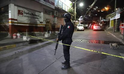 Un policía mexicano, tras un asesinato en Acapulco. 