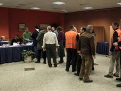 Variosos de los 10.000 trabajadores de AENA que están convocados por los sindicatos para votar el preacuerdo alcanzado con la empresa sobre su privatización. EFE/Archivo