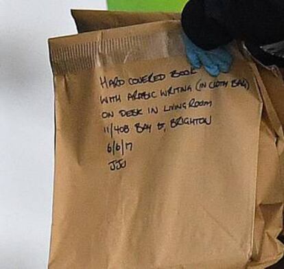 Bolsa con pruebas recogidas durante el registro, que contiene un libro cubierto con escritura arábica.