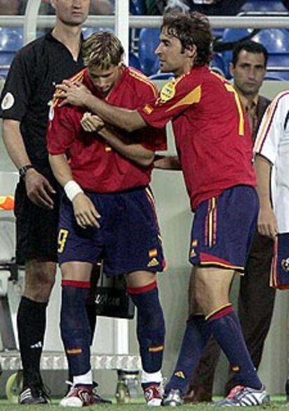 Raúl da ánimos a Fernando Torres en el momento del relevo.
