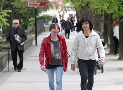 Sonia Bustillo (izquierda) y Sonia Bañeza pasean por una céntrica calle de Irún.