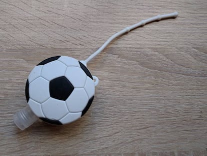 Um fantástico tubo de álcool gel camuflado de bola de futebol.