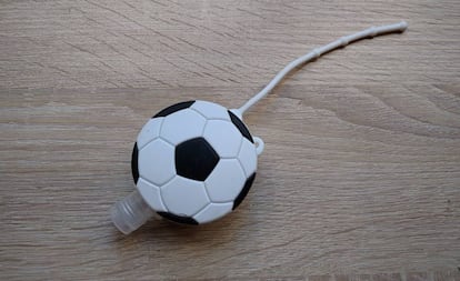 Um fantástico tubo de álcool gel camuflado de bola de futebol.