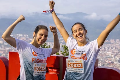 Dos corredoras celebran participar en una de las carreras patrocinadas por Nationale-Nederlanden.