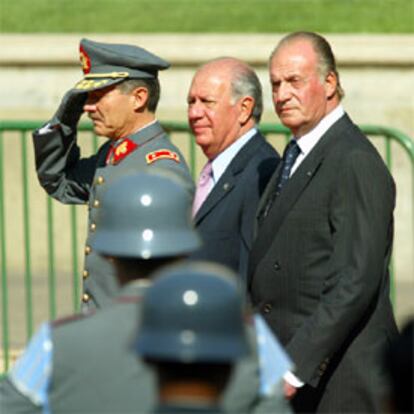 El Rey pasa revista a una formación militar junto al presidente chileno a la entrada del Palacio de la Moneda.