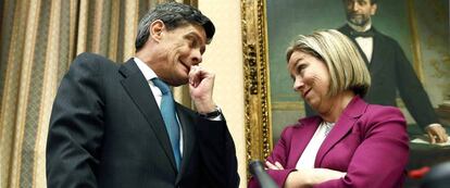 El presidente de Sareb, Jaime Echegoyen, y la presidenta de la comisión, Ana Oramas, de Coalición Canaria, durante la comisión de investigación del Congreso sobre la crisis financiera