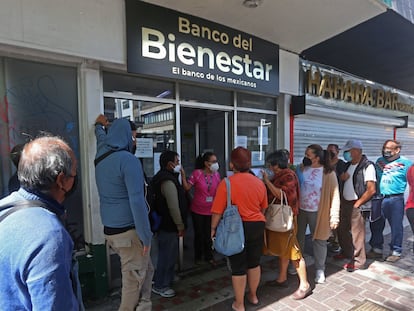 Personas de la tercera edad buscan cobrar su pensión, en Guadalajara (Estado de Jalisco), en julio de 2022.