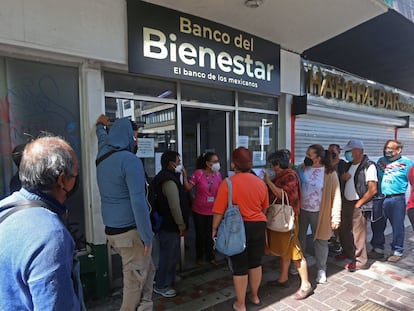 Personas de la tercera con tarjeta del bienestar, hacen fila para tratar de cobrar su Pensión para el Bienestar, que otorga el Gobierno Federal.