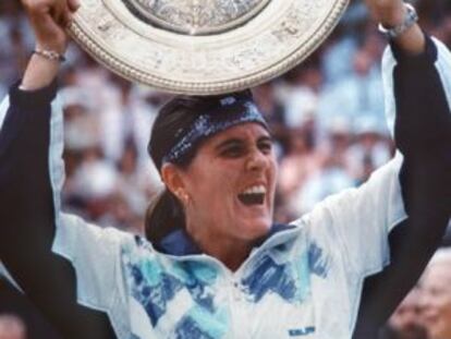 Conchita Martínez, con el trofeo de Wimbledon en 1994
