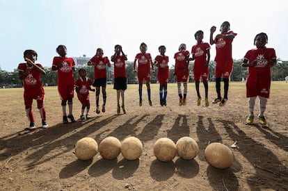 Niños de la Fundación Oscar entrenan en Oval Maiden, el parque más grande del sur de Bombay. Los domingos reciben clases de fútbol. Durante la semana, de matemáticas o lengua.
