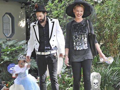 Katherine Heigl celebró en familia este Halloween adelantado. En la foto, junto a su marido Josh Kelley y su hija Naleigh, los tres a juego en Hollywood