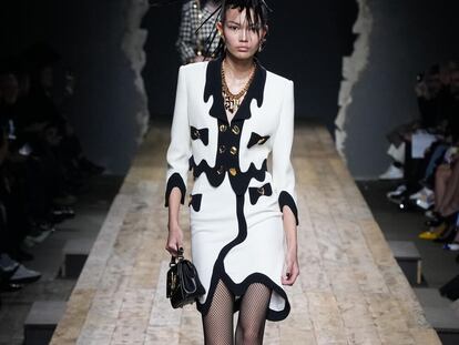 Jeremy Scott, a vueltas con el surrealismo en Moschino