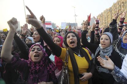 Un grupo de mujeres grita durante la manifestación en la plaza Tahrir de El Cairo, Egipto, el día 22 de noviembre de 201.