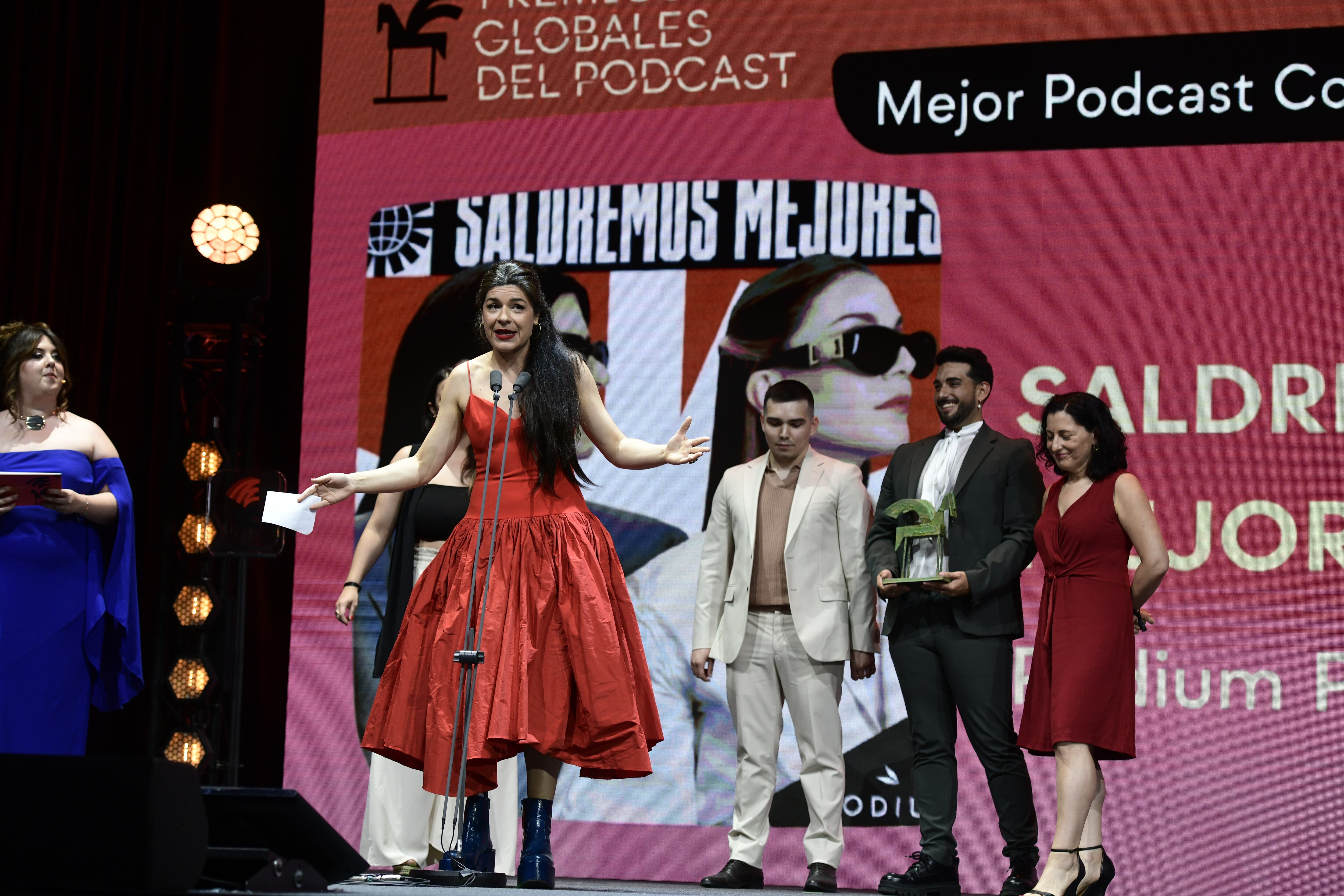 Nerea Pérez de las Hereas recoge el premio por el podcast 'Saldremos mejores'. 