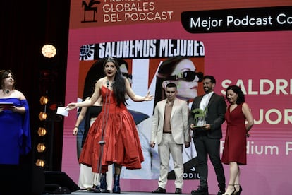 Nerea Pérez de las Hereas recogiendo el premio por el podcast 'Saldremos mejores' durante los Premios Ondas Globales del Podcast 2024