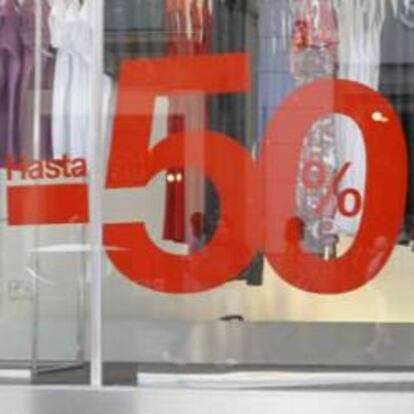 Escaparate de una tienda que anuncia rebajas de hasta el 50%