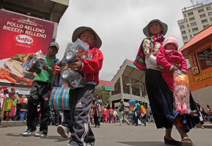 Niños de escasos recursos, vulnerables a la violencia, recogen regalos