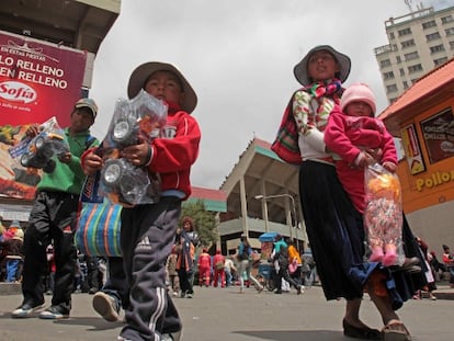 Niños de escasos recursos, vulnerables a la violencia, recogen regalos