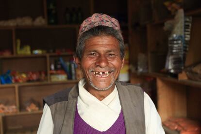 Heam Lal Shakya, de 60 años, ha instalado una pequeña tienda de comestibles en la parte trasera del refugio temporal que ha construido con la ayuda de albañiles y carpiteros de su aldea.