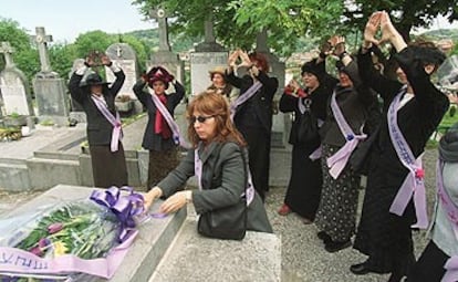 Candidatas del partido feminista Plazandreok de San Sebastián, vestidas de sufragistas, en un acto dedicado a Clara Campoamor la semana pasada.