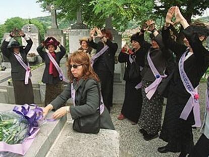 Candidatas del partido feminista Plazandreok de San Sebastián, vestidas de sufragistas, en un acto dedicado a Clara Campoamor la semana pasada.