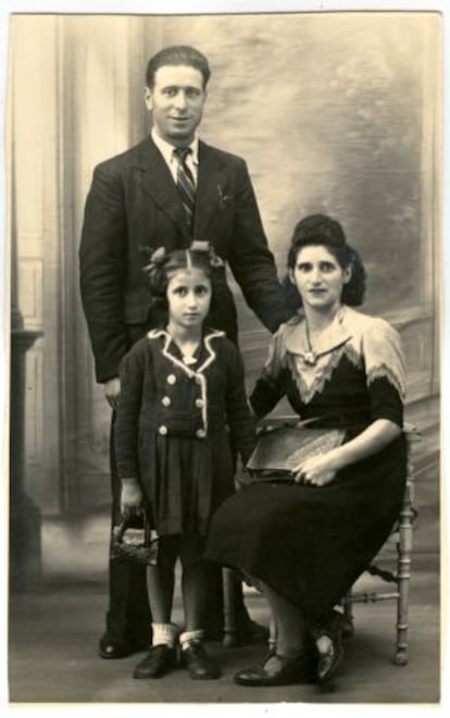 Felisa Bravo, sentada en la silla, posa junto a su marido y su hija en enero de 1944.