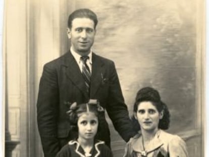 Felisa Bravo, sentada en la silla, posa junto a su marido y su hija en enero de 1944.