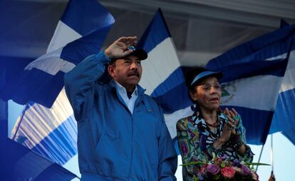 El presidente Daniel Ortega junto a su esposa y vicepresidenta, Rosario Murillo, durante una manifestación oficialista en Managua.