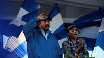 El presidente Daniel Ortega junto a su esposa y vicepresidenta, Rosario Murillo, durante una manifestación oficialista en Managua.