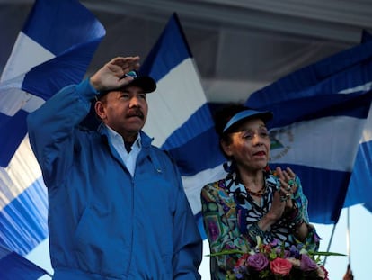 El presidente Daniel Ortega junto a su esposa y vicepresidenta, Rosario Murillo, durante una manifestación oficialista en Managua.