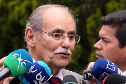 Fotografía de archivo del político colombiano, Horacio Serpa, hablando con periodistas a su llegada a Casa de Nariño