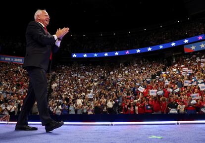 El candidato demócrata a la vicepresidencia, Tim Walz, saluda a simpatizantes en la Universidad de Nevada, en Las Vegas, el 10 de agosto. 