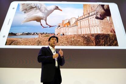 Hideyuki Furumi, vicepresidente global de ventas y marketing de Sony, presenta el nuevo terminal Xperia XZ2, el 26 de febrero.