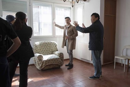 Chinese clients at an apartment in Madrid.