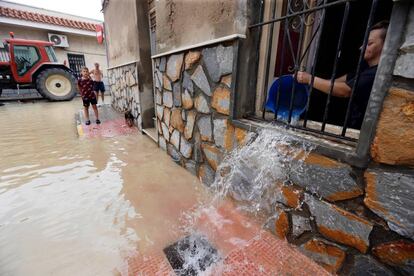 Vecinos de la población alicantina de Dolores limpian sus casas tras las inundaciones que ha provocado la gota fría.