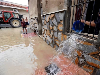 Vecinos de la población alicantina de Dolores limpian sus casas tras las inundaciones que ha provocado la gota fría.