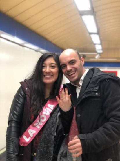 Tania Rodríguez y Alejandro Jiménez, después de comprometerse el pasado sábado en la estación de Legazpi.