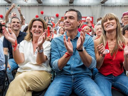 La candidata del PSOE a las europeas, Teresa Ribera, Pedro Sánchez, y su esposa, Begoña Gómez, en un mitin de campaña de las generales, el 21 de julio de 2023 en Getafe (Madrid).