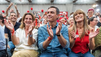 Pedro Sánchez, entre Teresa Ribera y Begoña Gómez en el mitin de cierre de campaña del PSOE de las elecciones generales del 23-J en Getafe (Madrid).