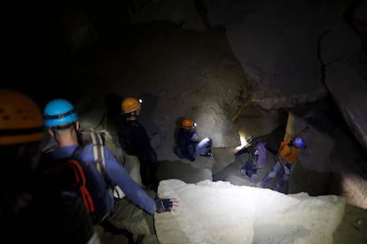 Los miembros de esta expedición descienden entre las paredes de sal para adentrarse en las profundidades de la caverna.