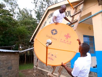Dos hombres instalan una antena de la empresa china StarTimes en el marco del Proyecto de Acceso a la Televisión Satelital para 10.000 Aldeas en África. Imagen promocional de StarTimes.