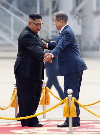 El líder norcoreano Kim Jong Un y el presidente surcoreano Moon Jae-in durante la ceremonia de bienvenida en el aeropuerto de Pyongyang.