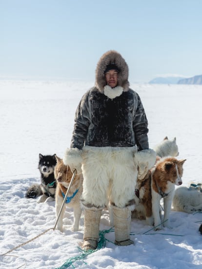 El cazador Frederik Duneq vestido con el traje de caza tradicional groenlandés. La chaqueta es de piel de foca, los pantalones de piel de oso polar y las botas de piel de foca y pelo de oso.