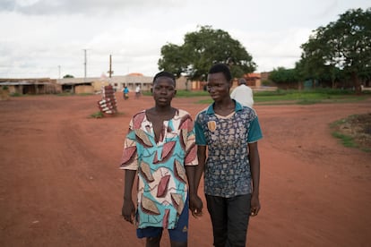 A la izquierda, Dieudonné y a la derecha, Kabirou delante del Centro de Acogida y Urgencia, gestionado por la Asociación Tié (que significa 'presencia' en el idioma de la étnia Bobo), y la ONG catalana NouSol que opera desde hace cinco años en Burkina Faso.