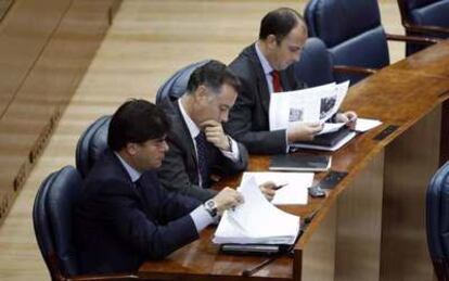 Los tres diputados madrileños imputados en el 'caso Gürtel', durante el pleno de hoy la Asamblea de Madrid.