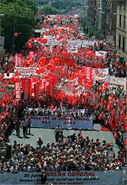 Manifestación convocada por los sindicatos ayer en Sevilla contra la reforma laboral aprobada por el Gobierno.