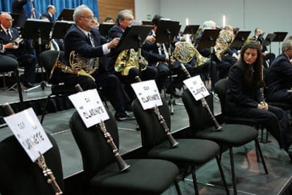 Las sillas vacías, con los instrumentos de los músicos que ya no volverán a sonar sobre ellas, ayer en Alicante