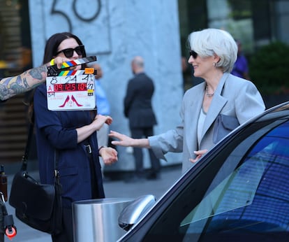 Anne Hathaway and Meryl Streep during the filming of 'The Devil Wears Prada 2' at Hudson Yards (New York), on July 29.
