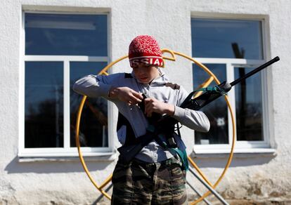 Un alumno carga su arma durante un entrenamiento en la escuela militar General Yermolov, en el pueblo de Sengileyevskoye, a las afueras de Stavropol (Rusia).