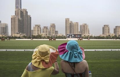 Espectadoras miran el partido disputado entre los jugadores del club de polo Goldin Metropolitan y los visitantes de Estados Unidos y Gran Bretaña, durante un torneo, en Tianjin, China. Si bien el llamado ‘deporte de los reyes’ se convirtió en un pilar en Hong Kong durante la época de la dominación británica, el polo es un deporte relativamente nuevo en la China continental.